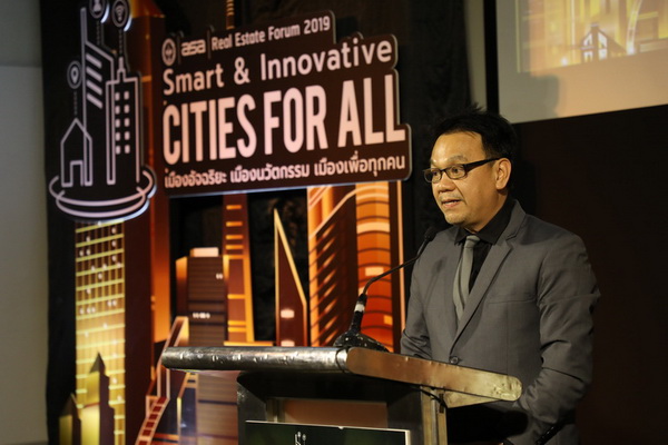 นายวีรพล จงเจริญใจ นายกสมาคมอสังหาริมทรัพย์นครราชสีมา เงินเดือน 6 หมื่นขอสินเชื่อบ้านลำบาก แบงก์ลดเพดานสินเชื่อป้องกันความเสี่ยง ในยุคโควิด-19