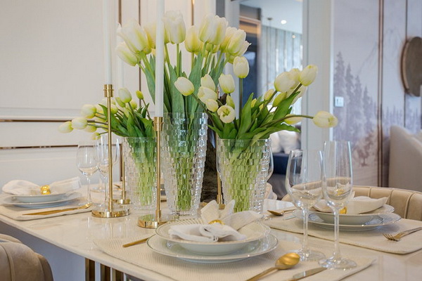 3. ประดับความสวยงามด้วยแจกันดอกไม้ธรรมชาติ