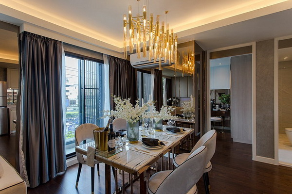 4. โคมไฟประดับเหนือโต๊ะอาหารและโทนแสงไฟที่เหมาะสม