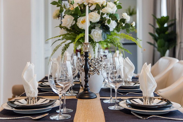 5. เชิงเทียนสร้างบรรยากาศ