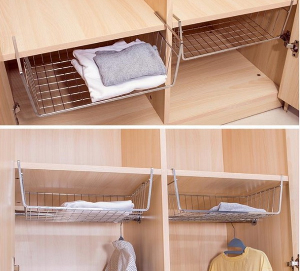 2. เพิ่มตะกร้าแขวนไว้ใต้ชั้นวางในตู้เสื้อผ้า