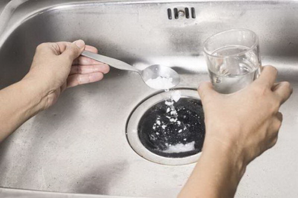 4. น้ำร้อน + เกลือ อีกหนึ่งสูตรแก้ท่อตัน