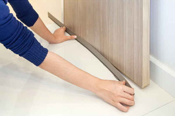 4. ปิดเสียงที่เล็ดลอดจากด้านล่างของประตู