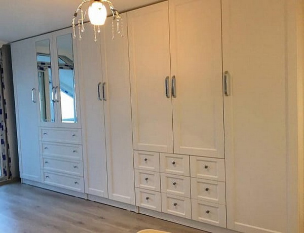 5. ตู้เสื้อผ้า ชั้นวางหนังสือช่วยลดเสียงได้