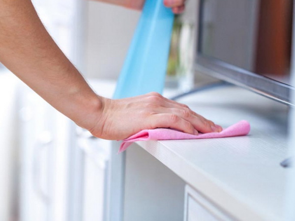 6. หลังตู้เสื้อผ้า 7 จุดซ่อนฝุ่นในบ้าน เร่งทำความสะอาดลดฝุ่น PM 2.5